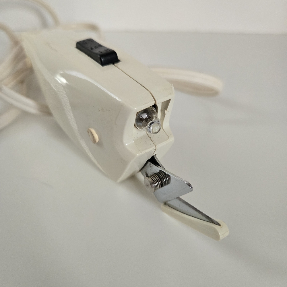 1970's Aunt Mary's Electric Scissors Model A3004 - Picture 6 of 10